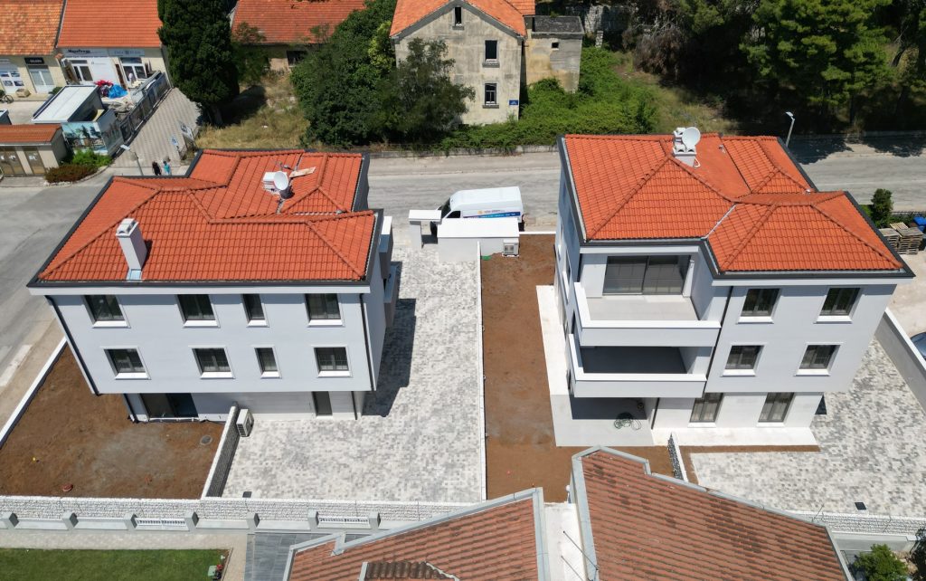 Obje zgrade i stražnji parking